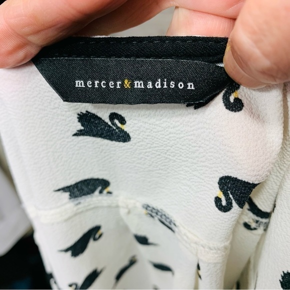 MERCER & Madison White Black Swans Prints Flowy Tunic Tank Hi Low V Neck Sz M/L - Picture 8 of 9